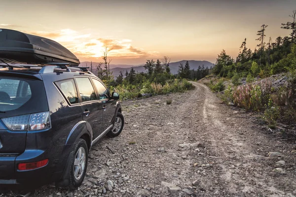 Автомобіль Подорожей Гірською Дорогою Захід Сонця — стокове фото