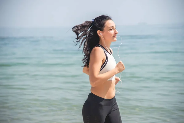Fitness Girl Trabalhando Praia Fazendo Exercício — Fotografia de Stock