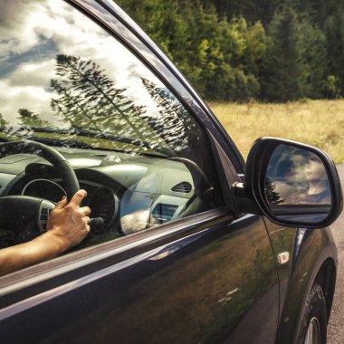 Dağ yolunda seyahat etmek için bir araba. Mavi gökyüzü