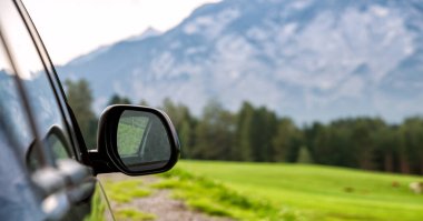 Dağ yolunda seyahat etmek için bir araba. Mavi gökyüzü