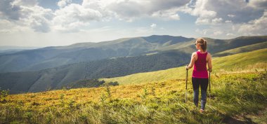 Dağlarda hiking sırt çantası olmadan genç kadın