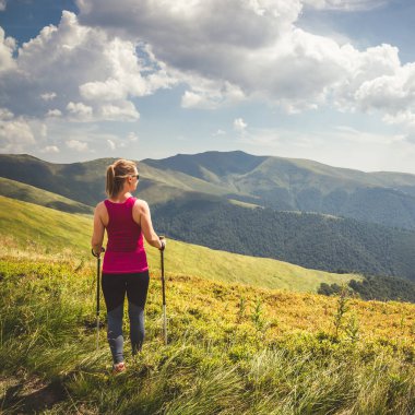 Dağlarda hiking sırt çantası olmadan genç kadın