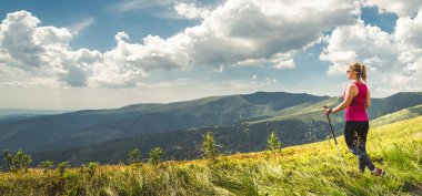 Dağlarda hiking sırt çantası olmadan genç kadın