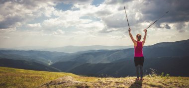 Dağlarda hiking sırt çantası olmadan genç kadın