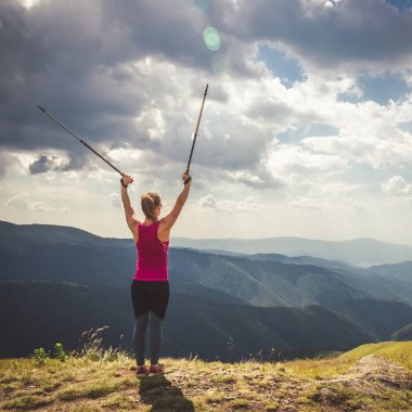 Dağlarda hiking sırt çantası olmadan genç kadın