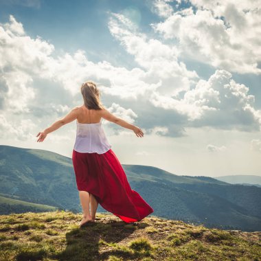 Dağın kalan kırmızı elbiseli Genç kadın
