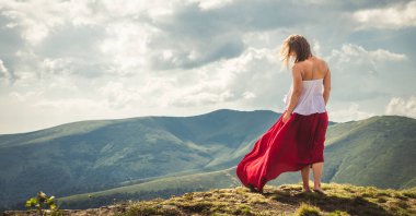 Dağın kalan kırmızı elbiseli Genç kadın