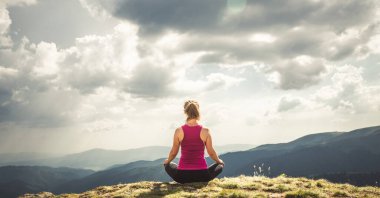 genç kadın meditasyon dağın