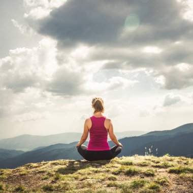 genç kadın meditasyon dağın