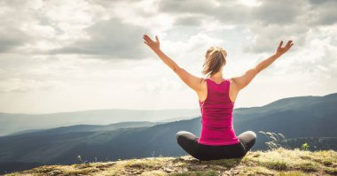 genç kadın meditasyon dağın