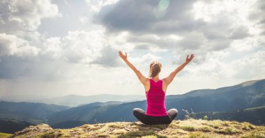 genç kadın meditasyon dağın