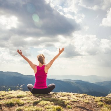 genç kadın meditasyon dağın