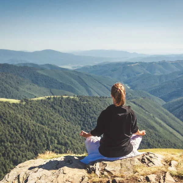 genç kadın meditasyon dağın