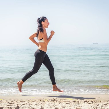 Plaj yapma egzersiz egzersiz fitness kız.
