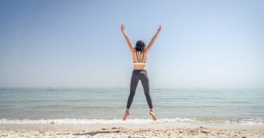 Plaj yapma egzersiz egzersiz fitness kız.