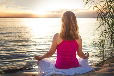 Denizde dinginlik ve yoga pratiği. gün batımı