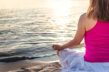 Denizde dinginlik ve yoga pratiği. gün batımı