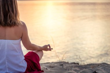 Denizde dinginlik ve yoga pratiği. gün batımı
