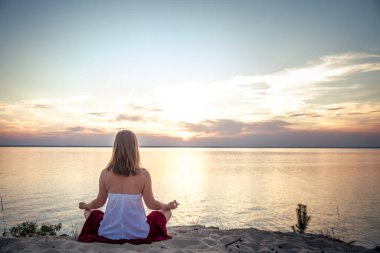 Denizde dinginlik ve yoga pratiği. gün batımı
