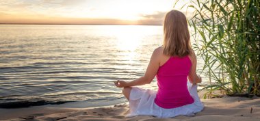 Denizde dinginlik ve yoga pratiği. gün batımı