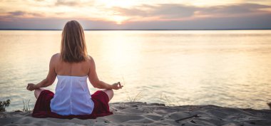 Denizde dinginlik ve yoga pratiği. gün batımı