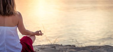 Denizde dinginlik ve yoga pratiği. gün batımı