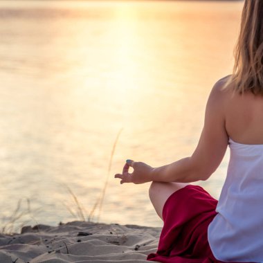Denizde dinginlik ve yoga pratiği. gün batımı
