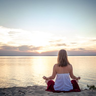 Denizde dinginlik ve yoga pratiği. gün batımı