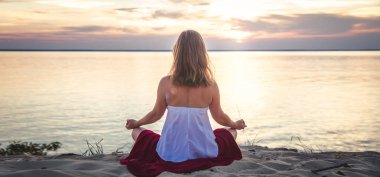 Denizde dinginlik ve yoga pratiği. gün batımı