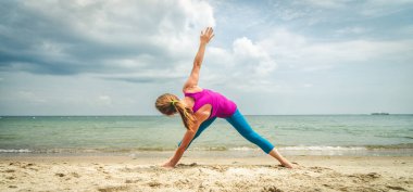 Denizde dinginlik ve yoga pratiği. gün batımı