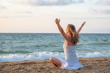 Denizde dinginlik ve yoga pratiği. gündoğumu