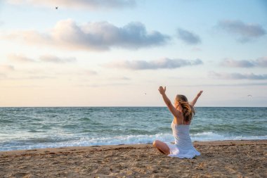 Denizde dinginlik ve yoga pratiği. gündoğumu