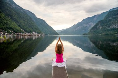 Gölde dinginlik ve yoga pratiği. Avusturya