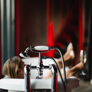 Kadın ayakları otel odasında bornozla rahatlar, yakın plan.