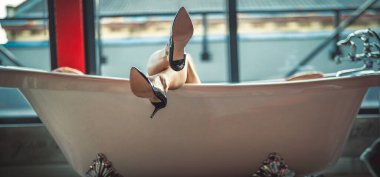 Otel odasında bornozlu kadın ayakları, yakın plan.