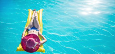 молода жінка в капелюсі, насолоджуючись плавальний басейн