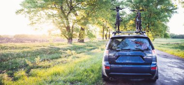 gün batımında orman yolu bisiklet ile araba