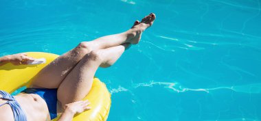 genç kadın bir havuz keyfi bikini