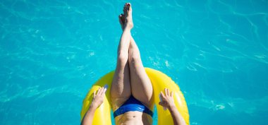 молода жінка в капелюсі, насолоджуючись плавальний басейн