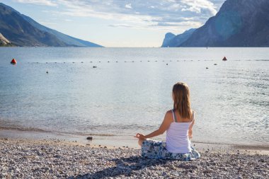 huzur ve lake Garda adlı pratiği yoga. İtalya