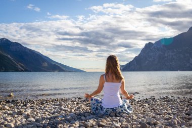 huzur ve lake Garda adlı pratiği yoga. İtalya