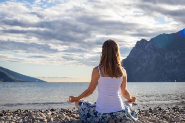 huzur ve lake Garda adlı pratiği yoga. İtalya