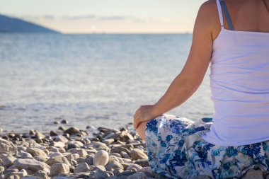 huzur ve lake Garda adlı pratiği yoga. İtalya