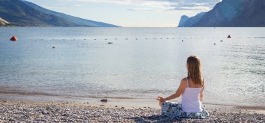 huzur ve lake Garda adlı pratiği yoga. İtalya