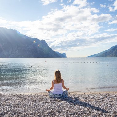 huzur ve lake Garda adlı pratiği yoga. İtalya