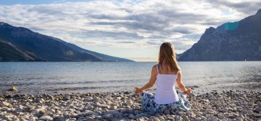 huzur ve lake Garda adlı pratiği yoga. İtalya