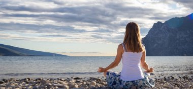 huzur ve lake Garda adlı pratiği yoga. İtalya