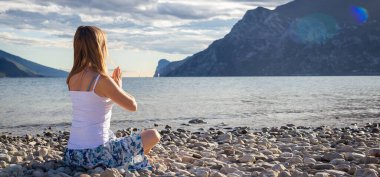 huzur ve lake Garda adlı pratiği yoga. İtalya