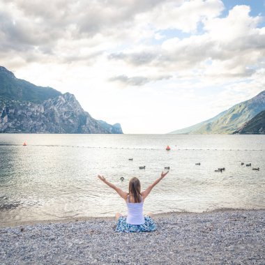 huzur ve lake Garda adlı pratiği yoga. İtalya