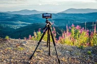 Tripod 'da akıllı telefonlu Dağ Manzarası Filmi. Ukrayna